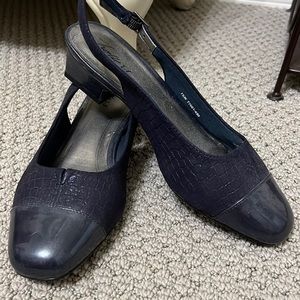 Trotters navy blue heels 7.5W